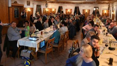 Bild: gf
Bevor das Fisch-Büfett eröffnet wurde, gab es doch kurz Politik, denn der CSU-Ortsverbandsvorsitzende Hermann Böhm (l.) stellte die CSU-Gemeinderatskandidaten und ihr politisches Programm vor.