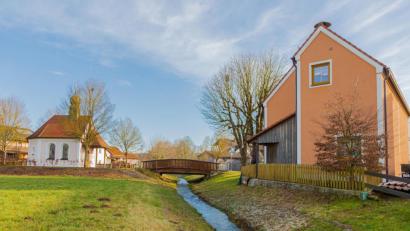 Bild: soj
Anwesende Versammlungsteilnehmer sprachen sich dafür aus, dass der Silberbach zeitnah ausgebaggert werden müsste, da sich an mehreren Stellen seit längerer Zeit einiges an Erde abgelagert hat.