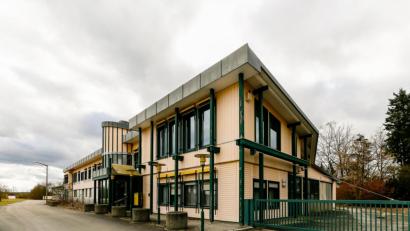 Bild: Hösamer
Das Gebäude der ehemaligen Schreinerei Brunold an der Hoher Bogen Straße steht seit Jahren leer. Der Eigentümer hat eine Nutzungsänderung beantragt.