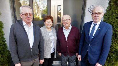 Bild: ibj
Mit seiner Ehefrau freut sich Herbert Demleitner (Zweiter von rechts) über die Glückwünsche von Bürgermeister Bernhard Lindner (rechts) und des Seniorenbeauftragten Erich Freisinger (links).
