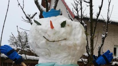 Bild: Anita Ertl/exb
Die knapp zweijährige Pia freut sich über ihren ersten Schneemann.