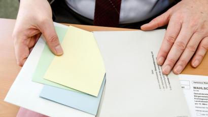 Bild: Hösamer
So klappt die Briefwahl: Die ausgefüllten Stimmzettel müssen in den grauen Umschlag. Nicht ineinandergefaltet, sondern einzeln. Der graue Umschlag kommt zugeklebt zusammen mit dem ausgefüllten und unterschriebenen Wahlschein in den roten Umschlag. Zukleben, abschicken oder im Wahlamt abgeben, fertig.