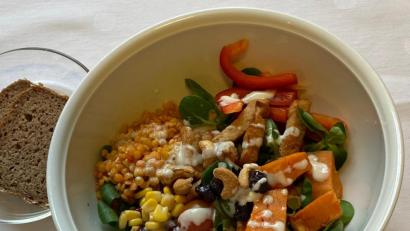 Bild: cv
Salat, Gemüse, Fleisch, Nüsse und und und: Johanna Baumann zeigt, wie eine Buddha Bowl für Berufstätige aussehen kann.
