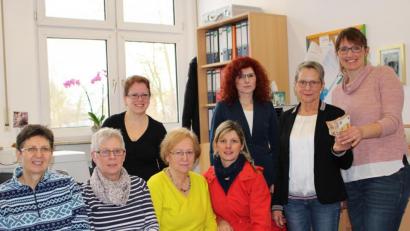 Bild: bni
Mit einer Geldspende unterstützt die CSU-Frauen Union die Angebote von Donum Vitae bei der Beratung und der Bereitstellung von Räumen, um ein Baby in einer angenehmen und sauberen Atmosphäre wickeln und stillen zu können. Sitzend von links Maria Boßle, Klara Waninger, Marga Klameth, Eva Fröhlich; stehend von links Michaela Luber, Bianca Sommer, Cornelia Rubenbauer-Pickel (Donum Vitae) und Nicole Selendt.