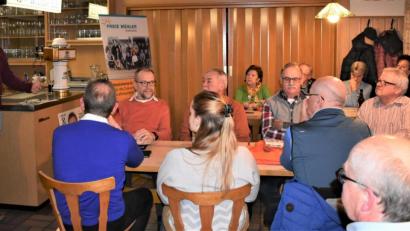 Bild: rgr
Die Freien Wähler Grafenwöhr stellen sich und ihr Programm den Bürgern von Hütten im Gasthof Schönberger vor.