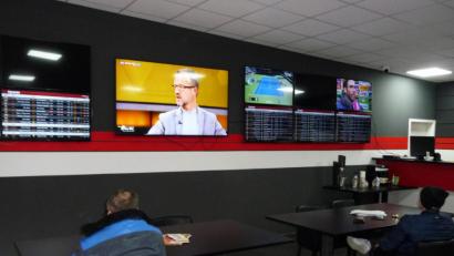 Bild: tk
Monitore und Fernsehübertragungen, wohin das Auge reicht: Wer möchte, kann im Wettbüro von Johann Mayer mehrere Spiele parallel verfolgen – und entsprechend mehrere Tipps zeitgleich abgeben.