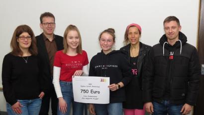 Bild: Dobmeier
Julia Zimmermann (links) und Benjamin Kahnes (rechts) vom „Magischen Projekt“ erhielten eine 750-Euro-Spende der Schülermitverwaltung der Sophie-Scholl-Realschule von den Schülersprecherinnen Lucie Göldner und Theresa Lang (Bildmitte) im Beisein von Vertrauenslehrerin Katharina Ahl und Konrektor Georg Hammer.
