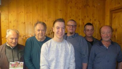 Bild: sat
Werner Sollfrank, Zweiter Vorsitzender des Kulmainer Wandervereins (Zweiter von rechts), überreichte die Preise an Dietmar Bergmann, Wolfgang Walter, David Pöllath und Rüdiger Veigl (von links). Letzter wurde Martin Braunreuther (rechts).
