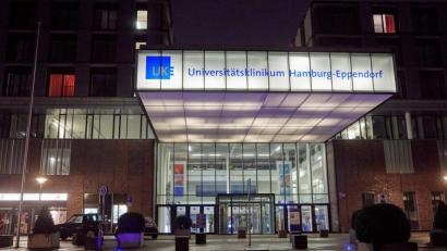 Bild: Georg Wendt
Universitätsklinikum Hamburg-Eppendorf: Erstmals ist auch in Hamburg eine Infektion mit dem neuartigen Coronavirus nachgewiesen worden. Foto: Georg Wendt/dpa