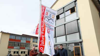 Bild: Wolfgang Steinbacher
Schulleiter Martin Wurdack (von links) hisst mit seinen Stellvertretern Helmut Nierlein und Josef Eckert die Jubiläums-Flagge vor dem Beruflichen Schulzentrum.