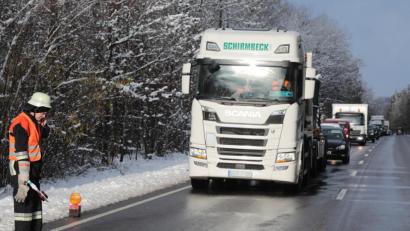 Bild: Wolfgang Steinbacher
Stau auf der B 85 bei Amberg, nahe des Haidweihers: Hier musste die Feuerwehr, wie vielerorts im Landkreis Amberg-Sulzbach, am Freitag vom Schnee umgeworfene Bäume beseitigen.