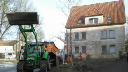 Bild: ld
Vor einigen Tagen haben die Gemeindearbeiter mit einer Säuberungsaktion schon einmal freie Sicht auf das neue Eigentum der Gemeinde geschaffen. Was aus dem ehemaligen Gasthaus "Goldener Hirsch" wird, ist völlig offen. Mittels einer Fragenbogen-Aktion sind die Senioren der Gemeinde nun eingeladen, ihre Vorstellungen und Ideen beizusteuern.