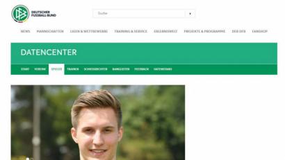 Screenshot: dfb.de
Gestorben am 11.06.2019? Ein peinlicher Irrtum des DFB. Der Weidener Dennis Lippert kickt weiterhin beim 1. FC Nürnberg körperlich wohlauf gegen den Ball.
