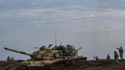 Bild: Uncredited/AP/dpa
Türkische Panzer in der Provinz Idlib in Nordsyrien. Der Tod von über 30 türkischen Soldaten bei einem syrischen Luftangriff hat die Spannungen in der Region weiter verschärft. Ein neuer, gewaltiger Flüchtlingsstrom auch nach Europa könnte die Folge sein.