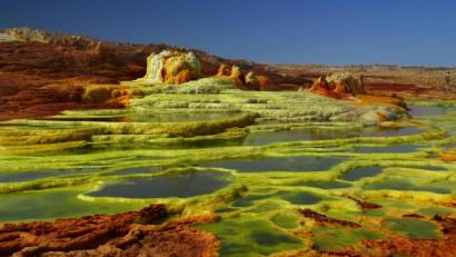 Bild: exb/Johann Albrecht
Der enthaltene Schwefel und die verschiedenen Kaliumsalze sind verantwortlich für die intensiven Farben rund um die Austrittsstellen, die die Exkursionsteilnehmer bei der Afrikareise faszinierten.