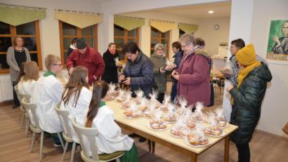 Bild: fjo
An den Kirchenportalen war es zu windig und zu kalt. Der Kuchenverkauf fand deshalb im Kolpingheim statt.