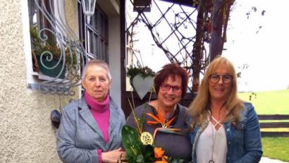 Bild: exb
Gertrud Gradl freute sich über die Glückwünsche von Karin Schindler (rechts) als Vertreterin des Kreisverbandes Schwandorf und Rita Hausknecht-Borghans vom VdK Ortsverband Pfreimd (links).