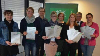 Bild: jr
An fünf Grundschulen aus dem Landkreis überreichte die AOK-Direktion Tirschenreuth die Förderbescheide für das Projekt Klasse 2000. Von links Isabel Bachmeier, Judith Gleißner (Tirschenreuth), Matthias Spickenreuther (AOK), Carola Krausch (Kemnath), Astrid Eller (AOK), Karin Gleißner (Waldsassen und Neualbenreuth) sowie AOK-Chef Klaus Lill und Gabriele Stock (Mitterteich).