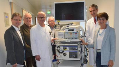 Bild: Kunz
Sie freuen sich über den neuen Endoskopie-Wagen für das Weidener Klinikum: (von links) Manfred Tretter, Dr. Ehrenfried Lachmann, Dr. Alexander Horn, Bernhard Steghöfer, Chefarzt Professor Dr. Franz Kullmann und Waltraud Koller-Girke.
