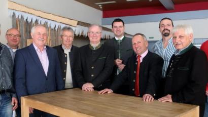 Bild: Hirsch
Am Freitag tagte die Erzeugergemeinschaft Südbayern in Schwarzenfeld. Das Bild zeigt von links: Die Vertreter Johann Böhm, Herbert Obermeier und Anton Scherr, den Aufsichtsratsvorsitzenden Hans Wagner, den Vorstandsvorsitzenden Hans Auer, Landrat Thomas Ebeling, Vorstandsmitglied Willi Wittmann, Vertreter Christian Lommer, Geschäftsstellenleiter Peter Nißl und Vertreter Ralf Schieder.