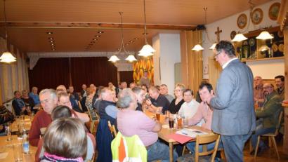 Bild: bnr
Zu einem Bürgergespräch hatte Franz Grabinger, der Bürgermeisterkandidat der Wählergemeinschaft Unterauerbach, in die "Waldschänke" eingeladen. Dabei kamen viele Themen zur Sprache.