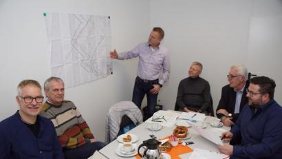 Bild: bkr
Nach vier verhandlungsreichen Jahren ist es soweit. Das Baugebiet Steinäcker II kann erschlossen werden. Details gaben bekannt (von links): Michael Feit und Andreas Strehl (Bauunternehmen Wilhelm Markgraf), Michael Wagner vom Ing.-Büro Schultes, Robert Rüger, Leiter der KFB, Zweiter Bürgermeister Josef Hecht und Geschäftleiter Thomas Kaufmann.