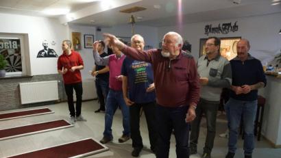 Bild: bkr
Willy Merkl (vorne) beim Pfeilwurf. In Immenreuth treffen sich Gleichgesinnte, um miteinander in Geselligkeit Dart zu spielen.