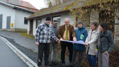 Bild: jr
Im Zuge der Dorferneuerung sind im Umfeld des Leonberger Feuerwehrhauses mehrere Maßnahmen geplant, darunter der Abriss des Gefrierhauses (im Hintergrund). Zu einem Ortstermin trafen sich (von links) Feuerwehr-Kommandant Thomas Lindner, Anwohner Michael Lindner, Bürgermeister Johann Burger, Norman Langenhan (Amt für Ländliche Entwicklung), Rita Scherm vom Bauamt der VG Mitterteich und Sabine Benker (Amt für Ländliche Entwicklung).