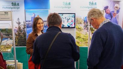 Bild: njn
Nina Lang (links) von der Steinwald-Allianz informierte interessierte Messebesucher über die Region.