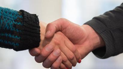 Bild: Silas Stein
Der Handschlag - eigentlich eine höfliche Geste. In Zeiten des sich ausbreitenden Corona-Virus ist es besser, darauf zu verzichten.