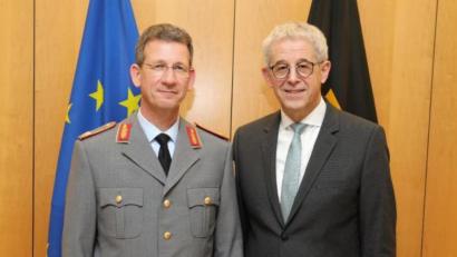Bild: Bundeswehr
staatssekretär Gerd Hoofe (rechts) hat den Kommandeur der Panzerbrigade12 „Oberpfalz“, Oberst Björn F. Schulz zum Brigadegeneral befördert.