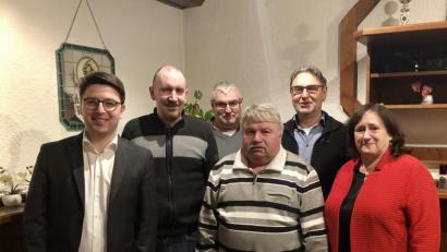 Bild: Fabian Berger/exb
Peter Wein (links) und Marianne Schieder (rechts) gratulierten den neuem Vorsitzendem Christian Daschner (Zweiter von links), zweiter Kassier Günther Schlehuber (Dritter von links) und Kassier Robert Giehl (Zweiter von rechts) und verabschiedeten den bisherigen Vorsitzenden der Schwarzenfelder SPD, Günter Karl ( Dritter von rechts).