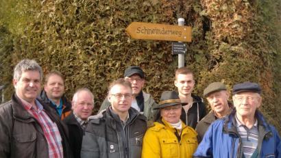 Bild: sh
Sie bringen ein Taferl an (von links): Dritter Bürgermeister und FW-Bürgermeisterkandidat Manfred Schlosser, Georg Finster, Johann Wagner, Georg Wendl, Peter Meier, die Schneinder-Tochter Grete Schwemmer, Sebastian Wendl, Erwin Meier und der Schneinder-Sohn Anderl Engelhardt.