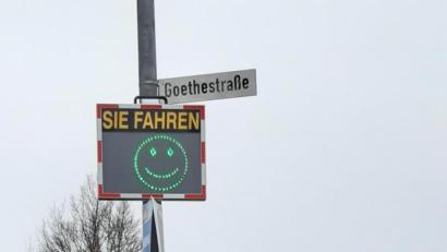 Bild: Lowak
Ein neues Geschwindigkeitsmessgerät soll die Autofahrer vor der Grund- und Mittelschule daran erinnern, etwas langsamer zu fahren. Bürgermeister Karlheinz Budnik und Stadtrat Werner Sauer freuen sich über den grünen Smiley, der immer dann zu sehen ist, wenn die Autos langsam fahren.