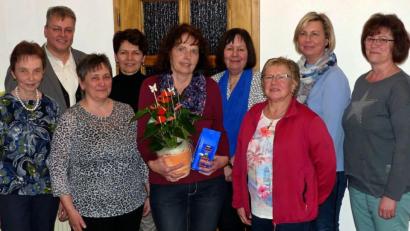 Bild: lgc
Der Vorstand des Katholischen Frauenbundes gratuliert Veronika Hey zur 20-jährigen Mitgliedschaft. Im Bild: (von links) Elfriede Bauer, Pater Adrian Kugler, Elisabeth Nickl, Veronika Hey, Bezirksleiterin Elke Burger, Christa Wilterius, Martina Wiesnet und Sieglinde Persau.