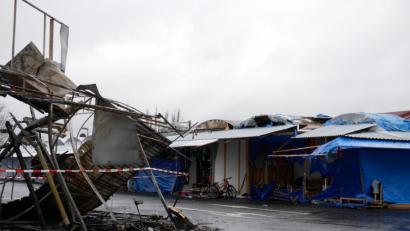 Bild: hmr
Am Tag nach dem Feuer am Asia Markt beim Grenzübergang Waldsassen-Eger zeigt sich das Ausmaß der Verwüstung. Bei der Hitze waren die Kunststoffplanen der benachbarten Verkaufsstände geschmolzen.