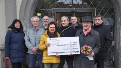 Bild: ws
200 Euro spendet die Wählergemeinschaft Umwelt für die „Aktion Lichtblicke“. Im Bild (von links): Kathrin Möhrlein, Herbert Siegert, Wolfgang Schmeller, Edith Lippert, Markus Berr, Richard Schleicher, Karl Berr und Josef Kuchenreuther.