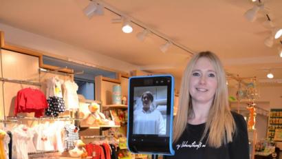 Bild: ck
Neue Wege beschreitet die Firma Lang in Vohenstrauß. Juliane Lang schreibt ihre Doktorarbeit über den Einsatz eines Telepräsenzroboters im Einzelhandel. Auf dem Bildschirm des "Double 3" ist Verkäuferin Andrea Anzer zu sehen, die wie der Rest des Lang-Teams mit dem Roboter in der Kundenberatung zusammenarbeiten wird.