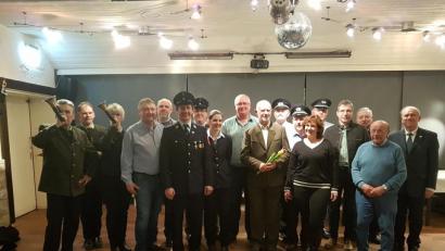 Bild: gi
Apotheker Ernst Wild (Neunter von rechts) freut sich über die vielen Glückwünsche.