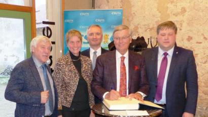 Bild: jp
Der Eintrag ins Goldene Buch des Marktes Kastl gehörte beim Besuch von Wolfgang Bosbach dazu (von links): MdB Alois Karl, Zweite Bürgermeisterin Monika Breunig, MdL Harald Schwartz, CDU-Politiker Wolfgang Bosbach und Bürgermeister Stefan Braun.