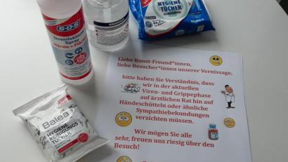 Bild: Beate-Josefine Luber
Wegen "Grippe, Corona und Co." bittet Susanne Kempf, bei der Vernissage von MS-erkrankten Künsterlinnen, auf Körperkontakt zu verzichten.