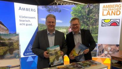 Bild: Christine Hollederer/exb
Landrat Richard Reisinger (links) und Oberbürgermeister Michael Cerny rührten gemeinsam die Werbetrommel für das Amberg-Sulzbacher Land und gaben den Standbesuchern in Nürnberg bereitwillig Auskunft über die Vorzüge der Region.