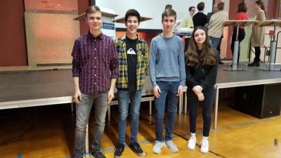 Bild:  Tonja Scherzer
Aus dem HCA-Gymnasium sind (von links) die Schulsieger Lars Maier und Tobias Luft sowie die Juroren Malte Wenzl und Luisa Götz beim Regionalentscheid des Wettbewerbs „Jugend debattiert“ dabei.