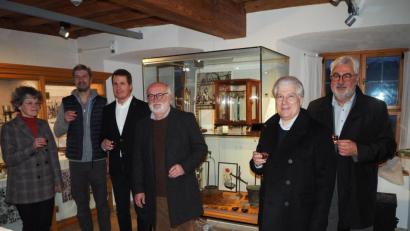 Bild: krb
Zur Ausstellungseröffnung kann mit einem Apothekerschnaps auf ein gutes Gelingen angestoßen werden. Bürgermeister Troppmann hat hierfür aus Oberviechtach das Eisenbarth-Elixier besorgt.