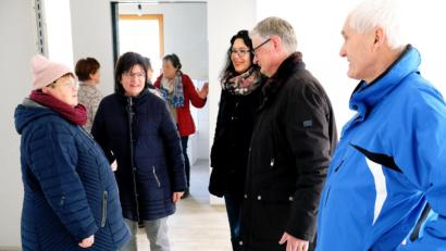 Bild: do
Auf ein unerwartet großes Bevölkerungsinteresse stößt am Samstag die zweistündige Öffnung des vor der Fertigstellung stehenden kommunalen Mietwohngebäudes. Bei den Rundgängen gibt Bürgermeister Werner Roder (Zweiter von rechts) nähere Auskünfte.