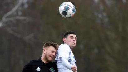 Bild: btg
Der Weidener Stefan Graf (rechts) setzt sich hier gegen den Ammerthaler Konstantin Keilholz im Kopfballduell durch.