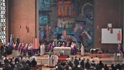 Bild: rgr
Eine große Trauergemeinde, über 30 Pfarrer und einige Vereine nehmen Abschied von Monsignore Karl Wohlgut.