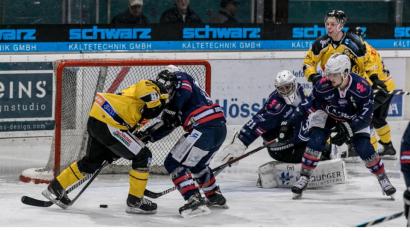 Bild: Lienert
Eine heftige Rangelei im zweiten Drittel zwischen den ERSC-Spielern (in Gelb) und den Hausherren aus Kempten. Die Amberger kassierten 29 Strafminuten plus eine Spieldauer, der ESC Kempten nur sechs.