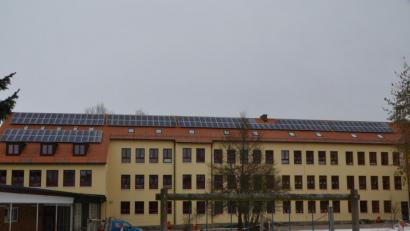 Bild: dob
Die Photovoltaikanlage auf dem Grundschulgebäude liefert wegen der Ausrichtung nach Süden am meisten Strom.