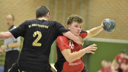 Bild: Ziegler
Der junge Sulzbacher Simon Sehnke (rechts) wird am Gästekreis vom Buckenhofener Alexander Duckwitz hart attackiert, ist aber davon wenig beeindruckt und drückte am Anfang dem Spiel seinen Stempel auf.